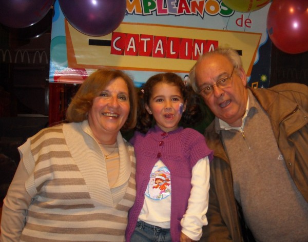 Catalina Hughes con su abuelos Susana Laurino y Alberto Hughes